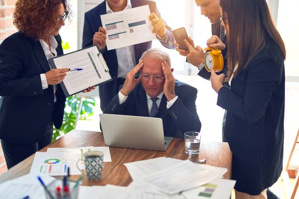 Grupo Trabalhadores Negócios Trabalhando Juntos Uma Reunião Deles Surronded Estressado — Fotografia de Stock