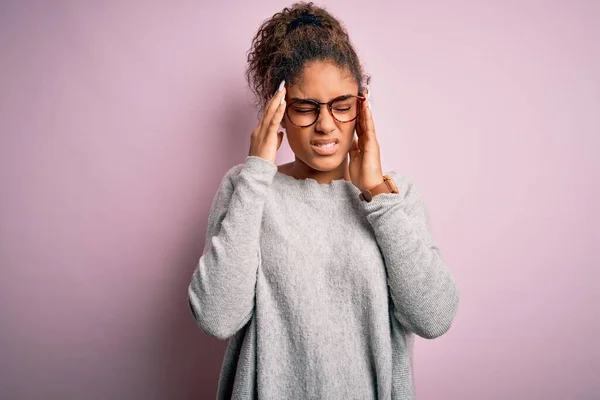 Joven Chica Afroamericana Hermosa Con Suéter Gafas Sobre Fondo Rosa — Foto de Stock