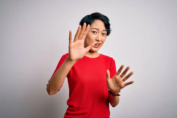 Jong Mooi Aziatisch Meisje Dragen Casual Rood Shirt Staan Geïsoleerde — Stockfoto