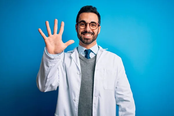 턱수염을 안경을 잘생긴 의사가 자신감 행복하게 웃으면서 손가락 고개를 있습니다 — 스톡 사진