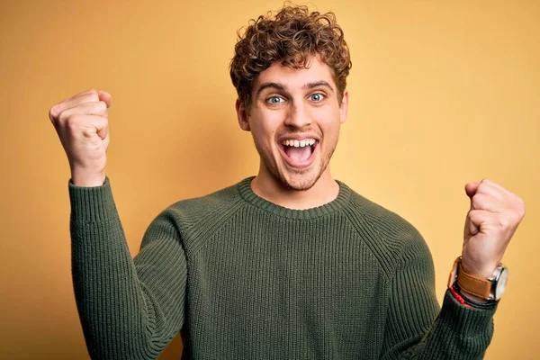 Joven Hombre Guapo Rubio Con Pelo Rizado Usando Suéter Verde —  Fotos de Stock