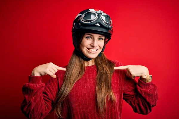 Νεαρή Όμορφη Κοκκινομάλλα Μοτοσικλετίστρια Γυναίκα Φορώντας Moto Κράνος Πάνω Από — Φωτογραφία Αρχείου
