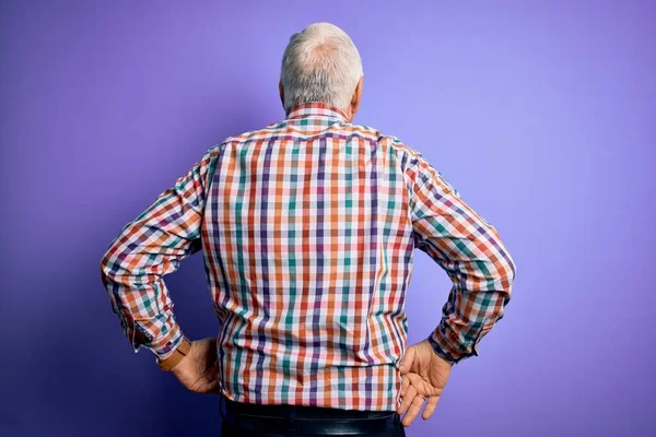 Älterer Gutaussehender Mann Mit Grauem Hemd Über Isoliertem Lila Hintergrund — Stockfoto