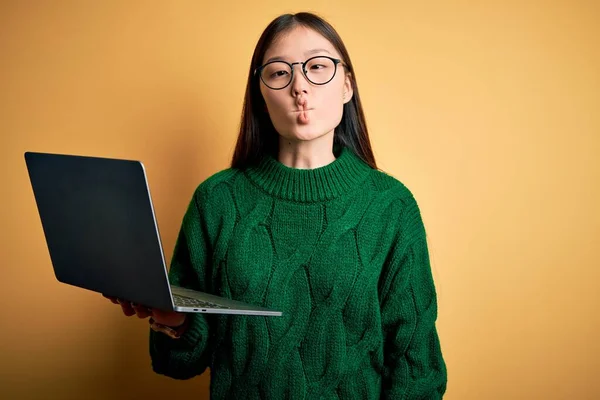 Joven Mujer Negocios Asiática Con Gafas Trabajando Con Computadora Portátil — Foto de Stock