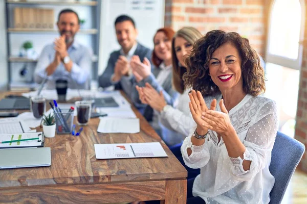 Gruppo Imprenditori Sorridenti Felici Fiduciosi Lavorare Insieme Con Sorriso Sul — Foto Stock