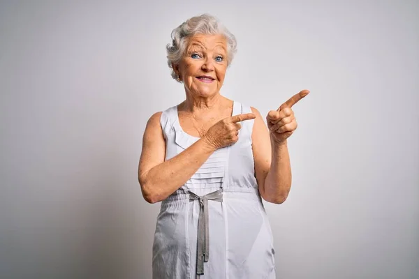 Seniorin Schöne Grauhaarige Frau Trägt Lässiges Sommerkleid Über Weißem Hintergrund — Stockfoto