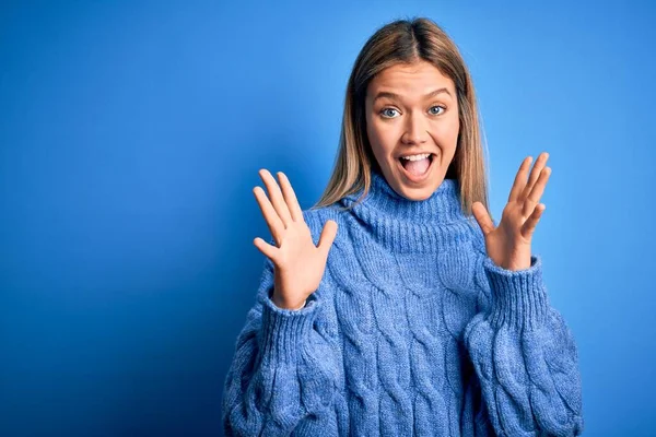 Giovane Bella Donna Bionda Indossa Maglione Lana Invernale Sfondo Blu — Foto Stock