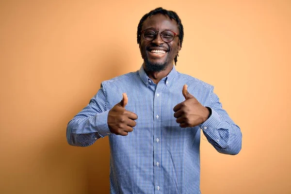 Jovem Homem Afro Americano Bonito Vestindo Camisa Óculos Sobre Sinal — Fotografia de Stock