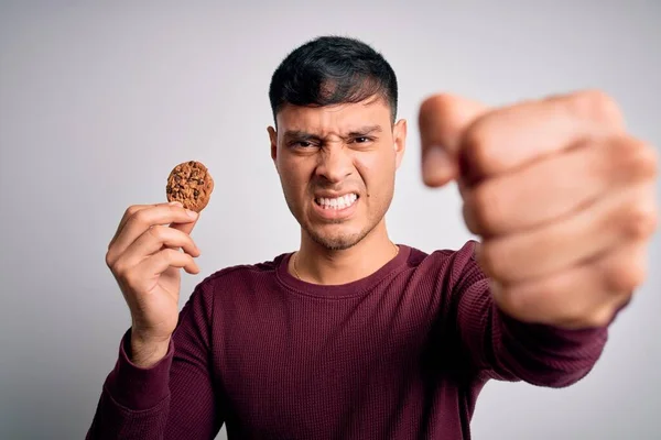 Joven Hombre Hispano Comiendo Galletas Chocolate Sobre Fondo Aislado Molesto — Foto de Stock