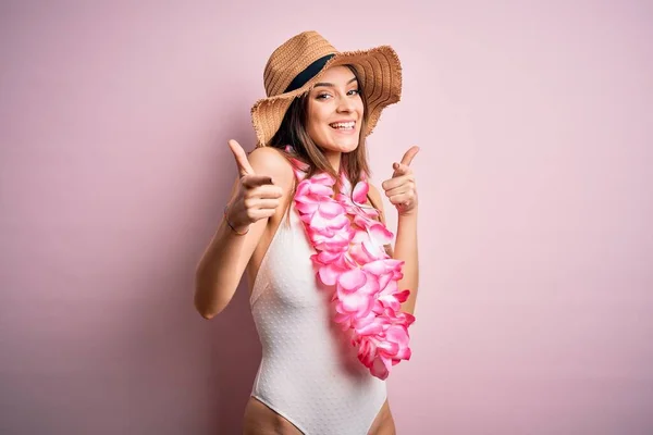 Junge Schöne Brünette Frau Urlaub Badeanzug Und Hawaiiblumen Und Zeigt — Stockfoto