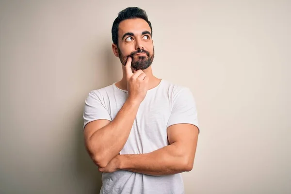 Homem Bonito Jovem Com Barba Vestindo Shirt Casual Sobre Fundo — Fotografia de Stock