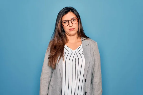 Jonge Latijns Amerikaanse Zakenvrouw Met Een Bril Een Blauwe Geïsoleerde — Stockfoto