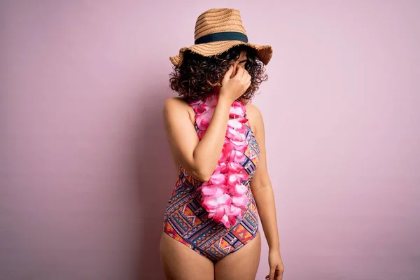Jonge Mooie Arabische Vrouw Vakantie Badpak Hawaïaanse Lei Bloemen Moe — Stockfoto