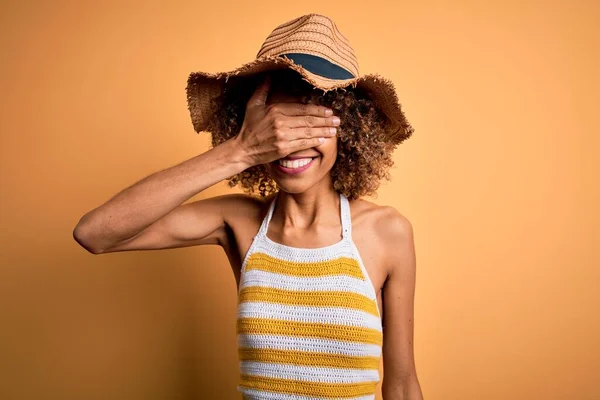 Africká Turistka Kudrnatými Vlasy Dovolené Letním Kloboukem Pruhovaným Tričkem Usmívá — Stock fotografie