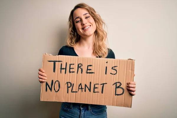 얼굴로 이를보여 자신있는 미소를 행성의 메세지가 현수막을 환경을 요구하는 운동가 — 스톡 사진