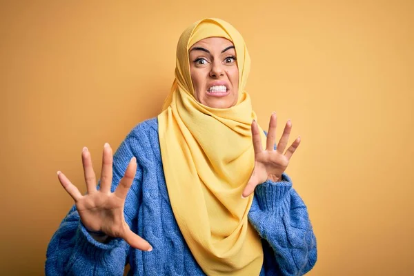 年轻美丽的黑发穆斯林女子 头戴阿拉伯头巾 头戴黄褐色头巾 恐惧而害怕 用手拿着恐惧的表情停止手势 震惊地大叫 恐慌的概念 — 图库照片