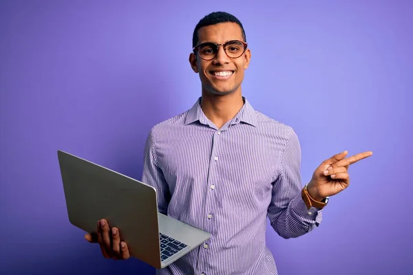 Młody Przystojny Afrykański Biznesmen Pracuje Przy Użyciu Laptopa Fioletowym Tle — Zdjęcie stockowe