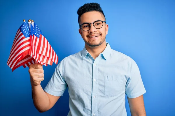 Joven Hombre Patriótico Guapo Sosteniendo Banderas Los Estados Unidos Celebrando —  Fotos de Stock
