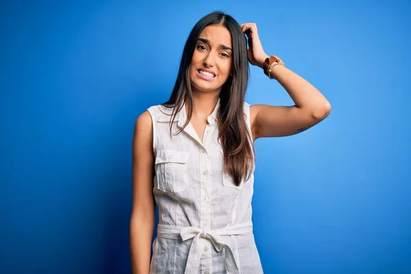 Jonge Mooie Brunette Vrouw Dragen Casual Jurk Geïsoleerde Blauwe Achtergrond — Stockfoto