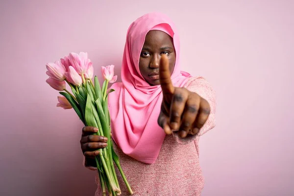 Young African American Size Woman Wearing Muslim Hijab Holding Bouquet — Stock Photo, Image