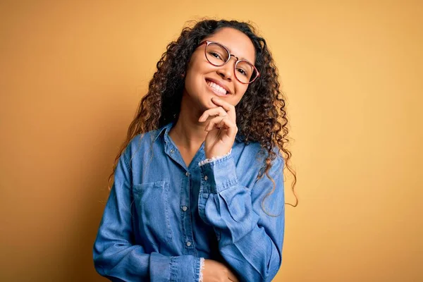 Vacker Kvinna Med Lockigt Hår Bär Casual Denim Skjorta Och — Stockfoto