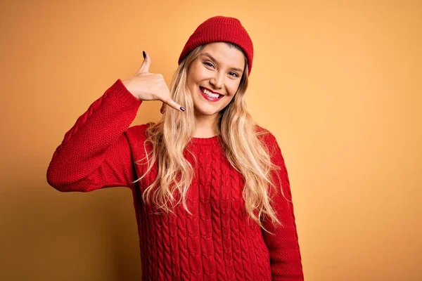 Jonge Mooie Blonde Vrouw Draagt Casual Trui Wollen Pet Witte — Stockfoto