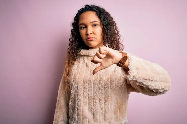 Joven Hermosa Mujer Con Pelo Rizado Usando Suéter Casual Pie — Foto de Stock