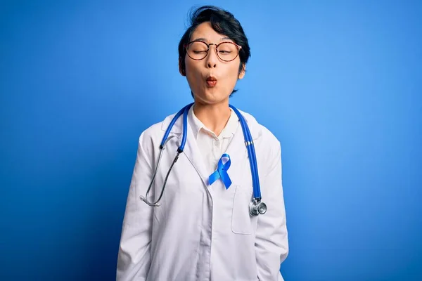 Молодая Красивая Азиатская Доктор Девушка Носит Стетоскоп Пальто Голубой Лентой — стоковое фото
