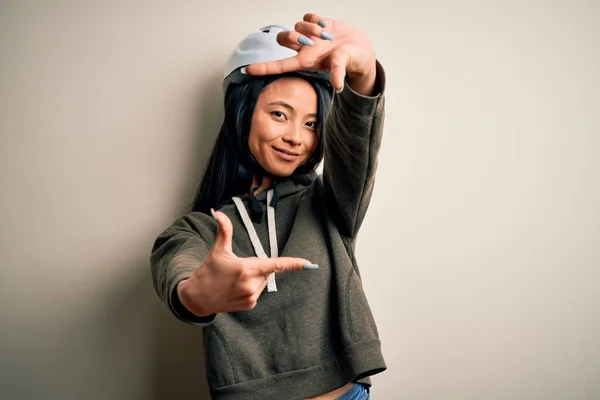 Jonge Mooie Chinese Vrouw Dragen Fietshelm Geïsoleerde Witte Achtergrond Glimlachend — Stockfoto