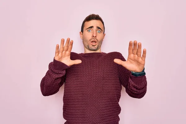 Homem Bonito Jovem Com Olhos Azuis Vestindo Camisola Casual Sobre — Fotografia de Stock