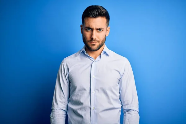 Joven Hombre Guapo Con Camisa Elegante Pie Sobre Fondo Azul — Foto de Stock