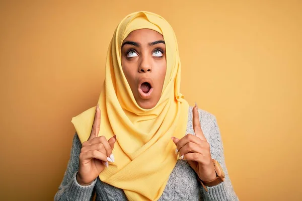 Jovem Bela Menina Afro Americana Vestindo Hijab Muçulmano Sobre Fundo — Fotografia de Stock