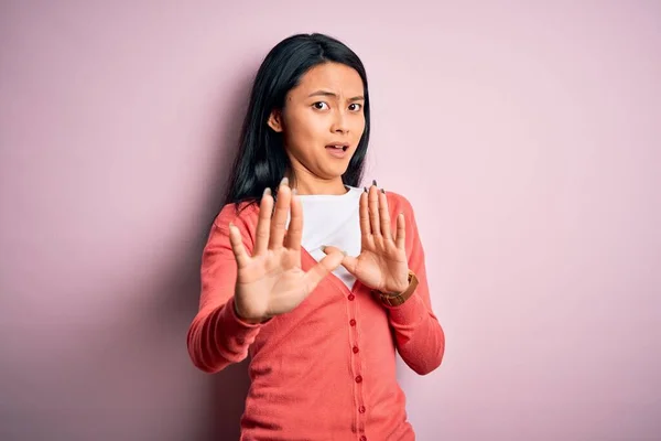 Junge Schöne Chinesin Lässigem Pullover Über Isoliertem Rosa Hintergrund Ängstlich — Stockfoto