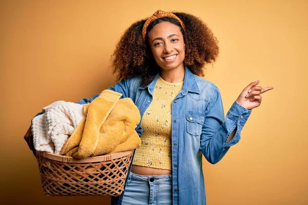 Jovem Afro Americana Com Cabelo Afro Segurando Cesta Vime Com — Fotografia de Stock