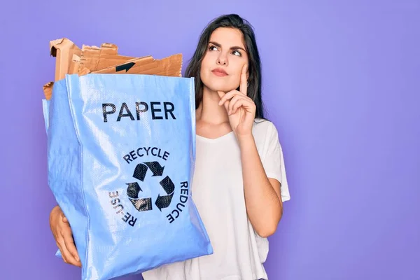 Jovem Bela Mulher Segurando Reciclar Saco Papelão Reciclagem Contêiner Para — Fotografia de Stock