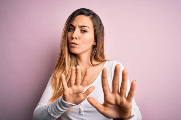 Ung Vacker Blond Kvinna Med Blå Ögon Bär Vit Shirt — Stockfoto