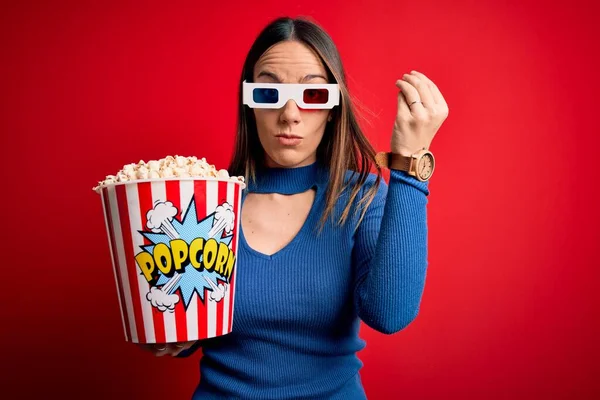 Młoda Blondynka Okularach Jedząca Paczkę Popcornu Oglądająca Film Kinie — Zdjęcie stockowe