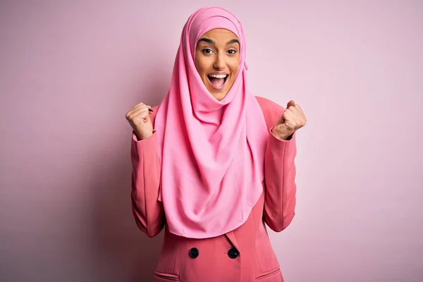 Junge Schöne Brünette Geschäftsfrau Rosa Muslimischem Hijab Und Businessjacke Die — Stockfoto