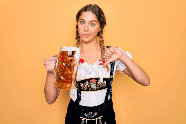 Piękna Blondynka Niemiecka Niebieskimi Oczami Sukience Ośmiornicy Pijąca Słoik Piwa — Zdjęcie stockowe