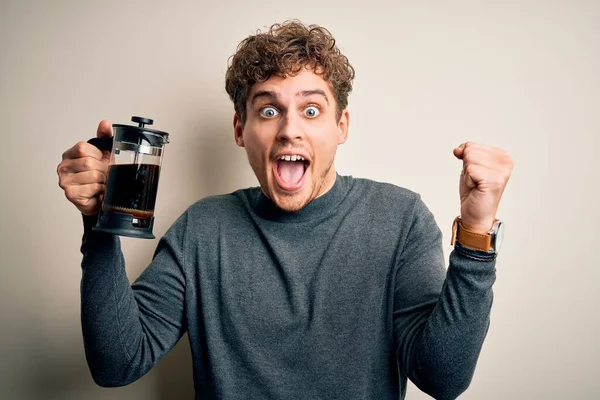 Jovem Loiro Com Cabelo Encaracolado Fazendo Café Usando Cafeteira Sobre — Fotografia de Stock