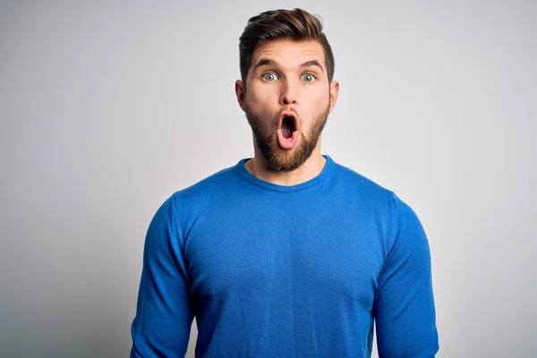 Joven Hombre Guapo Rubio Con Barba Ojos Azules Usando Suéter —  Fotos de Stock