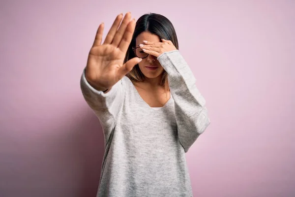 Giovane Bella Donna Bruna Indossa Maglione Casual Occhiali Sfondo Rosa — Foto Stock