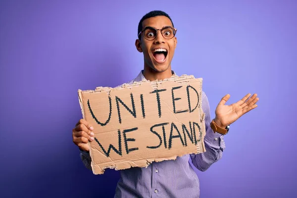 Afrykański Amerykański Aktywista Prosi Unię Trzymając Sztandar Zjednoczonym Przesłaniem Stoiska — Zdjęcie stockowe