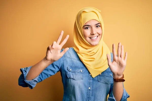 Menina Bonita Nova Vestindo Hijab Muçulmano Sobre Fundo Amarelo Isolado — Fotografia de Stock