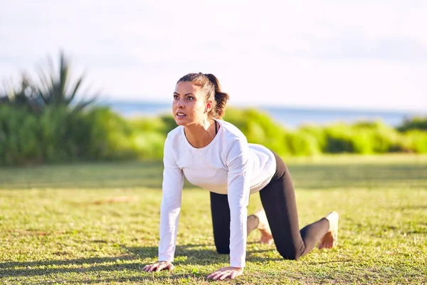 Young Beautiful Sportwoman Practicing Yoga Coach Teaching Warrior Pose Park — Stock Photo, Image
