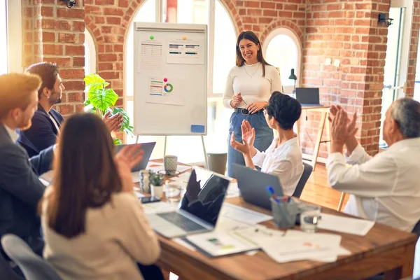 Werknemers Uit Het Bedrijfsleven Werken Samen Een Vergadering Een Van — Stockfoto