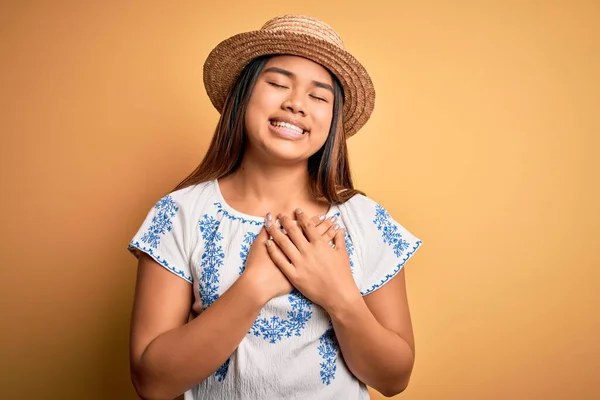 Giovane Bella Ragazza Asiatica Indossa Casual Shirt Cappello Piedi Sfondo — Foto Stock