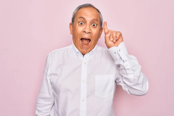 Senior Stilig Gråhårig Man Bär Elegant Skjorta Över Isolerade Rosa — Stockfoto