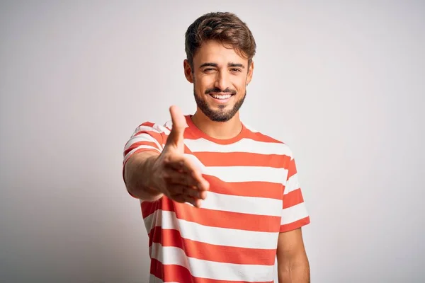 Homem Bonito Jovem Com Barba Vestindo Shirt Listrada Sobre Fundo — Fotografia de Stock