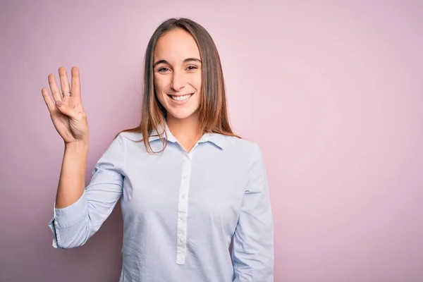 Junge Schöne Geschäftsfrau Elegantem Hemd Steht Vor Isoliertem Rosa Hintergrund — Stockfoto